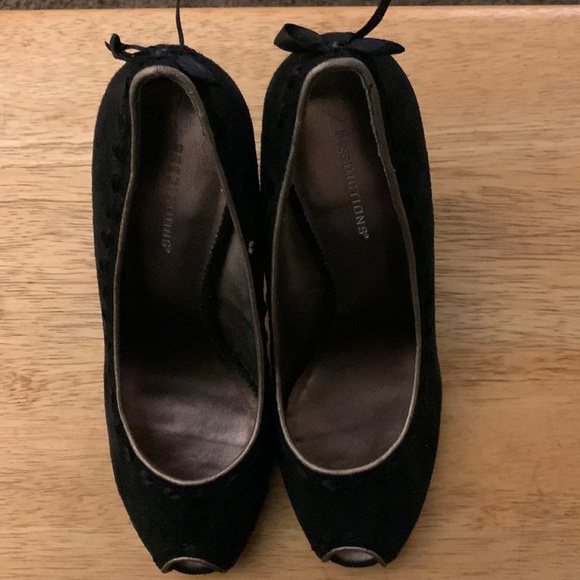 8 1/2 Black suede shoes excellent condition.  Toe out - Picture 1 of 7